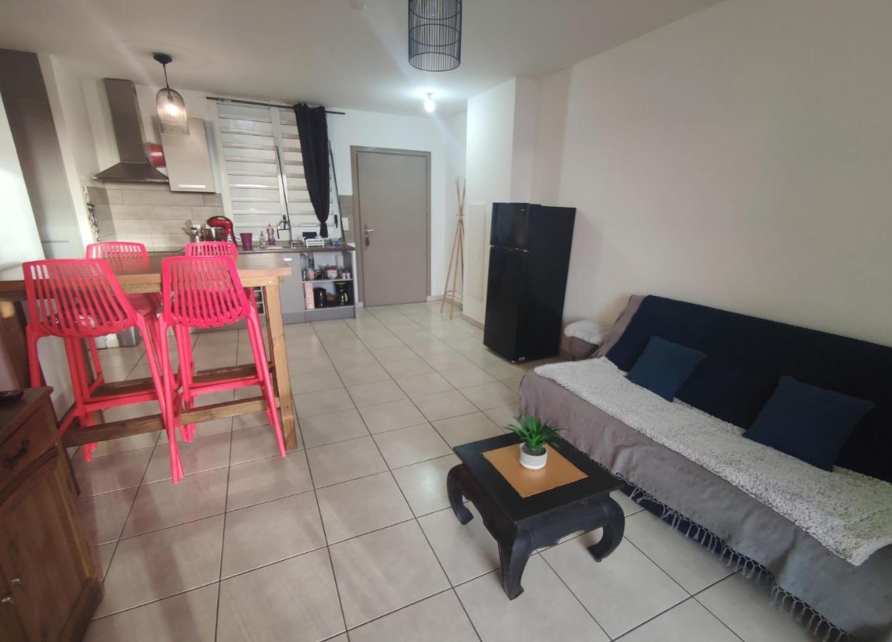 Appartamento Location saisonnière meublée F2 St Leu face océan à 1 min plage Saint-Leu Esterno foto